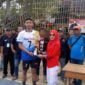 Miranti Mayangsari saat memberikan trophy kepada pemenang bola voli Miranti Cup.