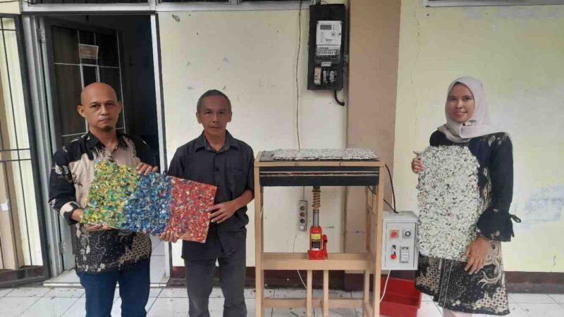 Fakultas Teknik Unigal Ciamis berhasil menciptakan mesin pengubah sampah plastik menjadi papan plastik multifungsi.