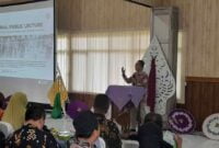 Rektor Unigal Ciamis, Prof. Dr. Dadi, M.Si saat memberikan kuliah umum di Aula FKIP.