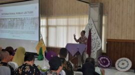 Rektor Unigal Ciamis, Prof. Dr. Dadi, M.Si saat memberikan kuliah umum di Aula FKIP.
