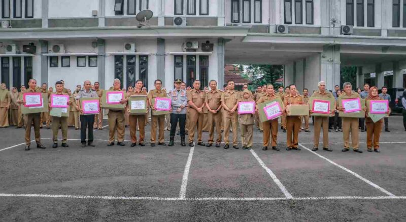 Piagam penghargaan diserahkan langsung oleh Sekda Kabupaten Ciamis, Andang Firman Triyadi.