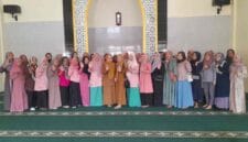 Pengurus Fatayat NU berfoto bersama usai penyuluhan perempuan dan anak.