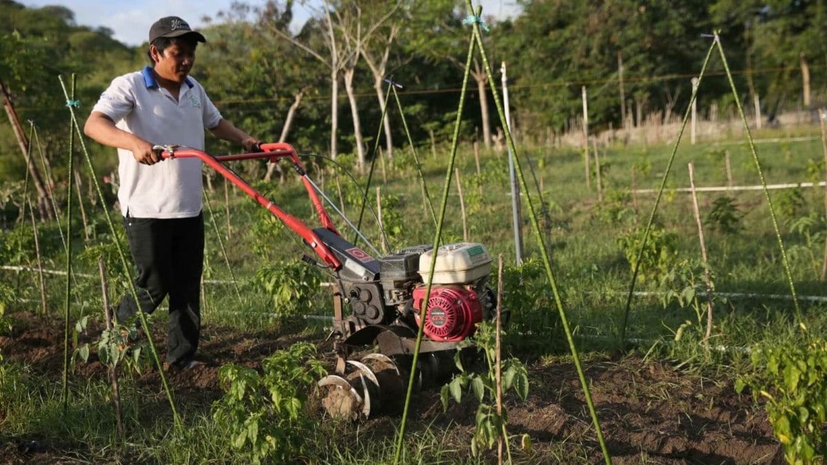 Warga Kampung Berseri Astra Layana Indah