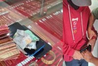 Pencuri pakai switer merah ditangkap oleh korbannya sendiri.