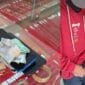Pencuri pakai switer merah ditangkap oleh korbannya sendiri.