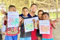 Bhrisco Jordy Dudi Padatu bersama anak didiknya. (Foto: Instagram.com/PapuaFutureProject)