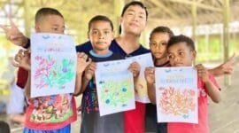 Bhrisco Jordy Dudi Padatu bersama anak didiknya. (Foto: Instagram.com/PapuaFutureProject)