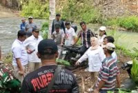 Tina Wiryawati meninjau jalan penghubung empat desa di Kecamatan Pangandaran yang terputus oleh sungai tanpa jembatan.