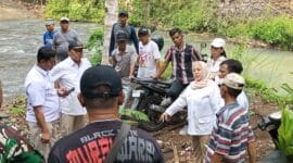 Tina Wiryawati meninjau jalan penghubung empat desa di Kecamatan Pangandaran yang terputus oleh sungai tanpa jembatan.