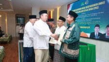 Menteri ATR/BPN, Nusron Wahid menyerahkan sertipikat di Surabaya.