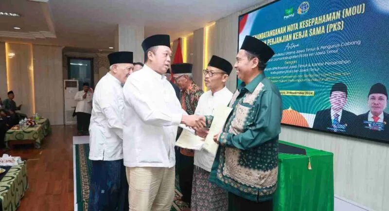 Menteri ATR/BPN, Nusron Wahid menyerahkan sertipikat di Surabaya.