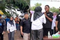 Miranti Mayangsari berjalan kaki ke Area Kampanye Akbar HY (kiri), Miranti Mayangsari bersalaman dengan HY (kanan).