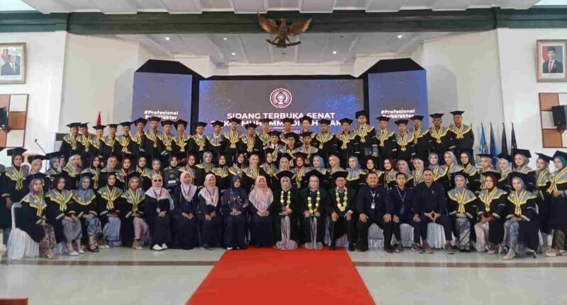 Prosesi wisuda dan sumpah profesi STIKes Muhammadiyah Ciamis.