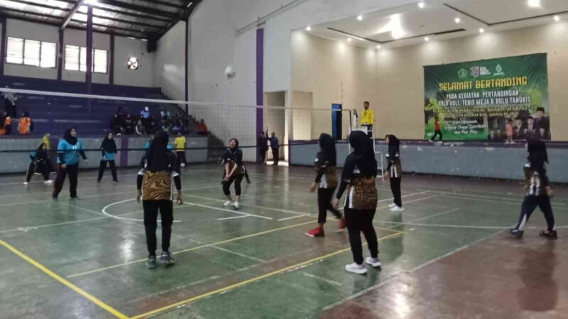 Pertandingan bola voli di GGT Ciamis.