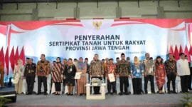 Penyerahan Sertipikat Tanah untuk Rakyat, Kamis (12/12/2024) di Gelanggang Olahraga (GOR) Abirawa, Batang.