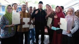 Menteri ATR/BPN menyerahkan sertipikat kepada masyarakat di Balikpapan.