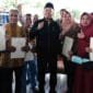 Menteri ATR/BPN menyerahkan sertipikat kepada masyarakat di Balikpapan.