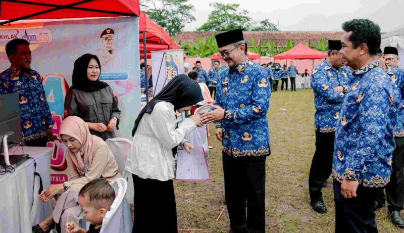 Pj. Bupati Ciamis Budi Waluya saat meninjau lokasi stand pelayanan publik.