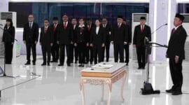 Menteru Nusron tengah melantik pejabat fungsional.