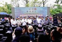 Konferensi pers pembongkaran pagar laut.