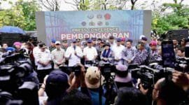Konferensi pers pembongkaran pagar laut.