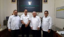 Pimpinan dan Sekretaris Baznas Ciamis berfoto bersama Rektor Unigal Ciamis.