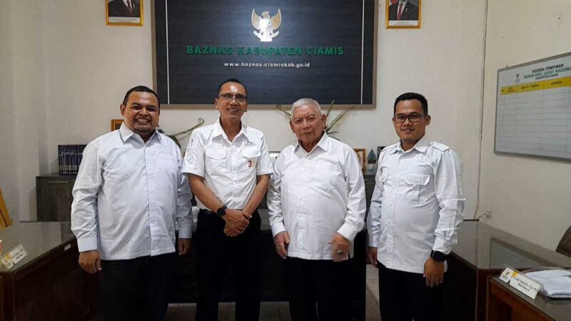 Pimpinan dan Sekretaris Baznas Ciamis berfoto bersama Rektor Unigal Ciamis.