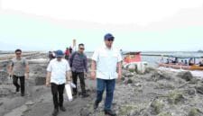 Menteri ATR/BPN, Nusron Wahid meninjau pagar laut.