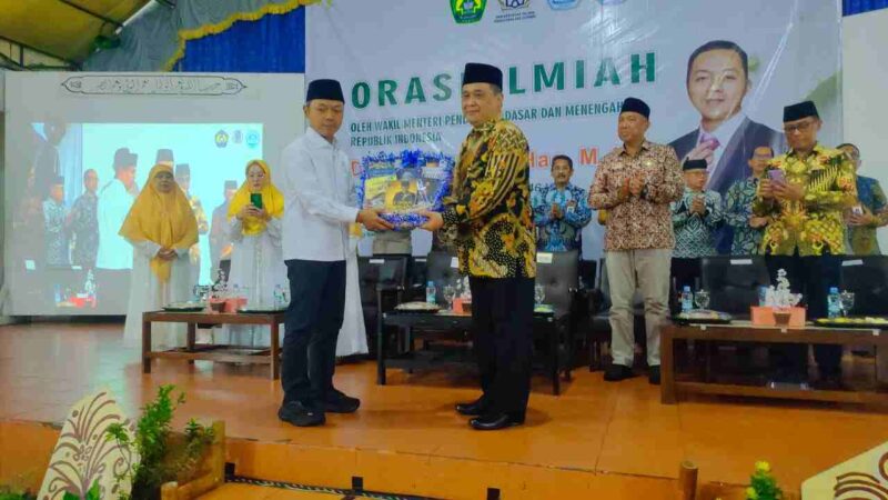 Mendikdasmen, Dr. Fajar Riza Ul Haq, M.Si berkunjung ke Ponpes Darussalam Ciamis.