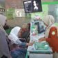 Warga tengah menikmati fasilitas pemeriksaan kesehatan gratis di Klinik Global Medika Cijeungjing Ciamis.
