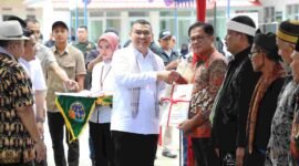 Wamen ATR/BPN menyerahkan sertipikat tanah di Majalengka.