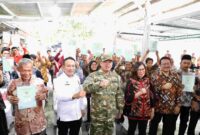 Kementerian ATR/BPN menyerahkan sertipikat tanah.