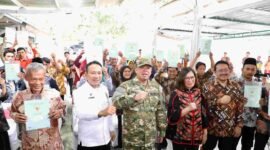 Kementerian ATR/BPN menyerahkan sertipikat tanah.