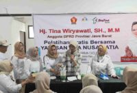 Tina Wiryawati memberikan pelatihan cuci sabun piring kepada Pira Ciamis.