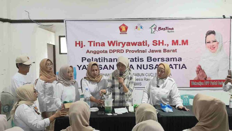 Tina Wiryawati memberikan pelatihan cuci sabun piring kepada Pira Ciamis.