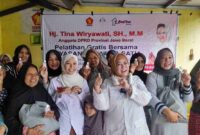 Tina Wiryawati menggelar pelatihan pembuatan minyak telon di Cijeungjing Ciamis.