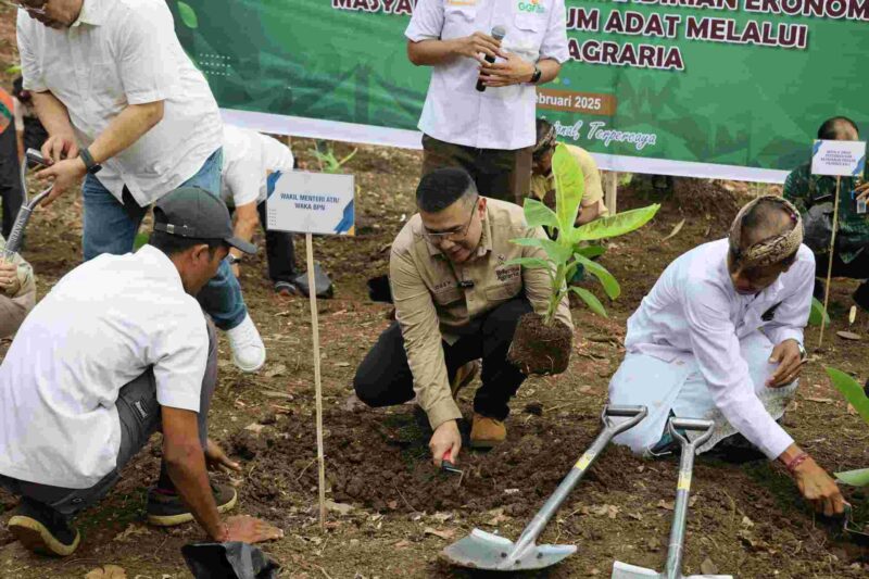 Wamen ATR/BPN tengah menanam pohon.