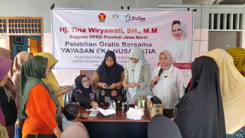 Tina Wiryawati menggelar pelatihan pembuatan sabun untuk masyarakat di Dusun Cikubang, Desa Cintakarya, Kecamatan Parigi, Kabupaten Pangandaran, pada Selasa (4/3/2025).