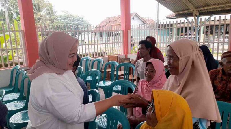 Tina Wiryawati tampak akrab berinteraksi dengan warga Sindangjaya.