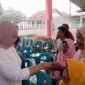 Tina Wiryawati tampak akrab berinteraksi dengan warga Sindangjaya.