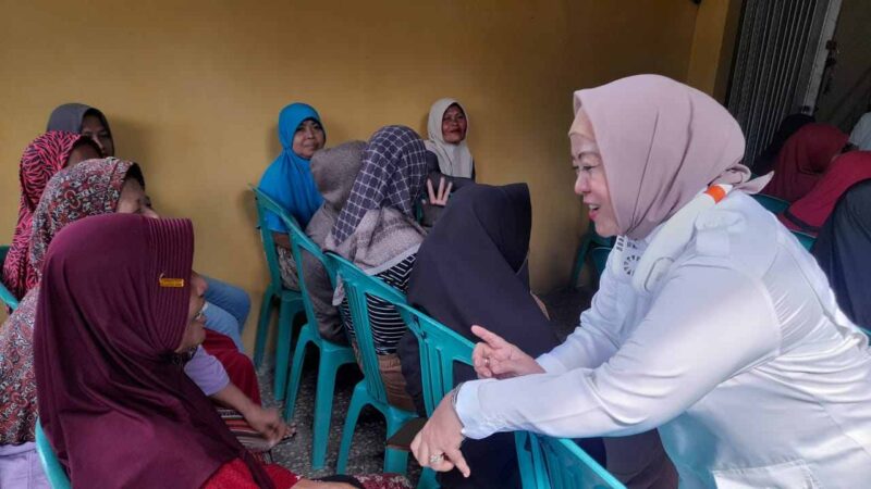 Tina Wiryawati tengah menyapa masyarakat yang ingin melakukan pemeriksaan kesehatan gratis.