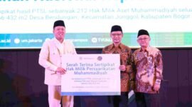 Menteri ATR/BPN, Nusron Wahid saat menyerahkan sertipikat kepada Muhammadiyah.