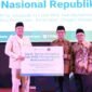 Menteri ATR/BPN, Nusron Wahid saat menyerahkan sertipikat kepada Muhammadiyah.