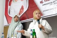 Tina Wiryawati sedang memaparkan cara pembuatan sabun cuci yang aman untuk ibu-ibu rumah tangga.