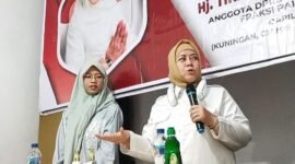 Tina Wiryawati sedang memaparkan cara pembuatan sabun cuci yang aman untuk ibu-ibu rumah tangga.