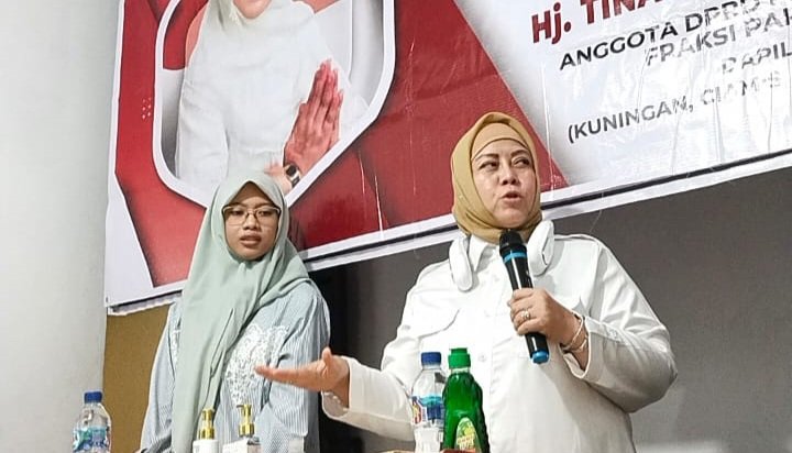 Tina Wiryawati sedang memaparkan cara pembuatan sabun cuci yang aman untuk ibu-ibu rumah tangga.