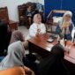 Anggota DPRD Jabar, Tina Wiryawati (memakai kemeja putih) tampak begitu akrab duduk lesehan tanpa alas dengan masyarakat.