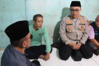 Polres Ciamis tengah berbicara dengan keluarga korban.