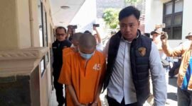 Pelaku pelemparan batu.