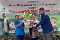 Tina Wiryawati menghadiri penanaman 2.000 pohon aren di Kampung Adat Kuta.
